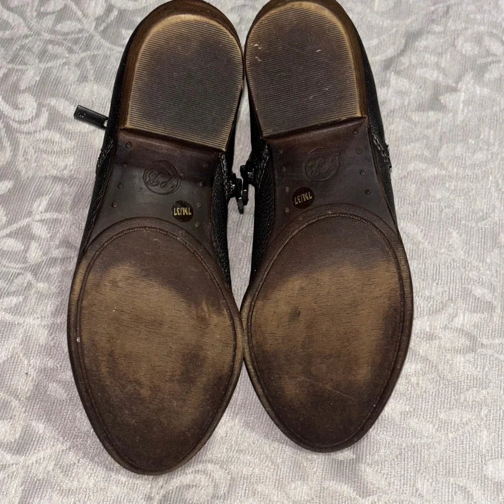 Lucky Brand Basel Metallic Pewter Silver Leather Ankle Booties Side Zip 7M 37 - Picture 10 of 11